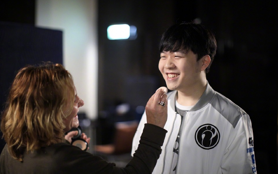 JackeyLove意外战胜篮网,出色防守引爆全场!赢得满堂喝彩 JackeyLove意外战胜篮网,出色防守引爆全场!赢得满堂喝彩